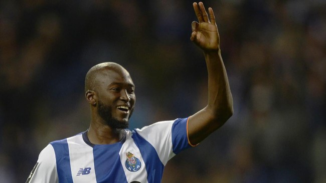 Gelandang Porto Danilo Pereira mendapat kartu merah karena ditabrak wasit yang sedang berlari mundur dalam pertandingan Piala Portugal.