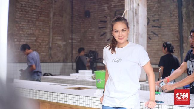 Ia diajak bicara soal bisnis dan bagaimana menjadi pengusaha muda oleh sutradara Angga Dwimas Sasongko, yang kemudian menjadi peran yang ia mainkan.
