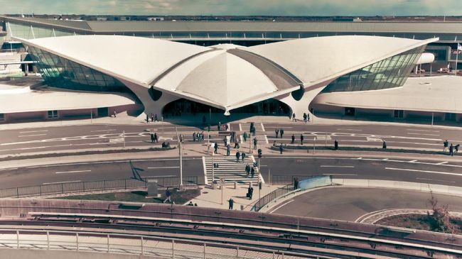 Melayani ratusan penerbangan setiap hari, Bandara JFK hanya punya empat lintasan pesawat. Banyak pengunjung yang mengeluh akan kepadatannya.