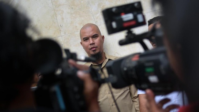 Politikus Partai Gerindra Desmond J Mahesa menyatakan, partainya akan memberikan bantuan hukum untuk Ahmad Dhani, tersangka kasus ujaran kebencian.