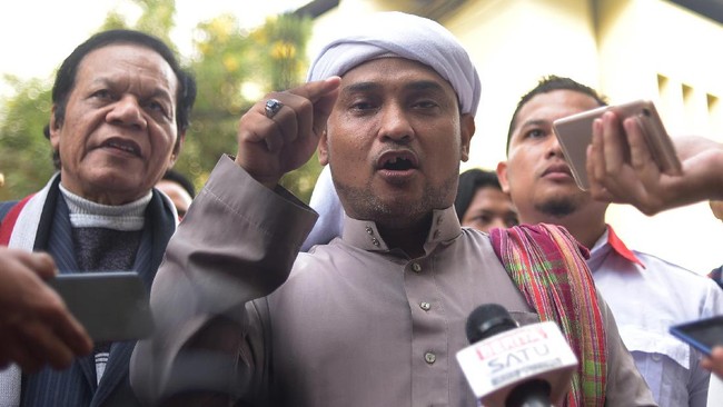 PA 212 mengaku tak mampu membendung keinginan massa yang ingin datang ke PN Jakarta Timur menyaksikan sidang vonis Rizieq Shihab.
