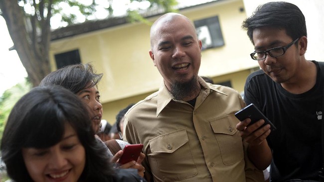 Kicauan Ahmad Dhani pada 7 Maret lalu menyinggung Ahok sebagai cagub DKI. Kicauan itu dilaporkan oleh pendukung Ahok karena dinilai sebagai ujaran kebencian.