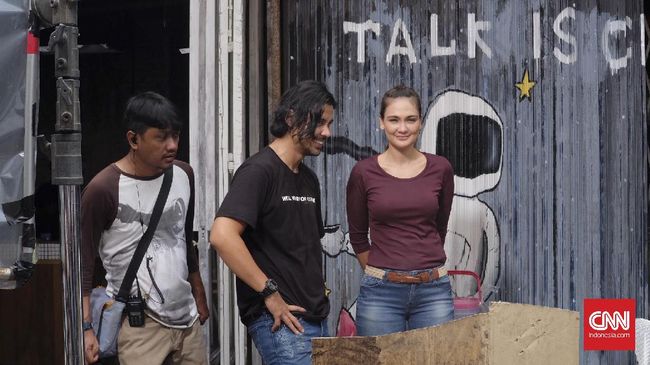 Filosofi Kopi 2 sudah mulai syuting. Suasana tidak selalu serius. Luna Maya bahkan punya kesempatan mengisengi sutradara Angga Dwimas Sasongko.