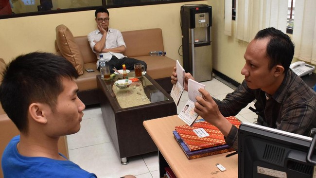 Lima warga negara China itu diduga dibawa oleh pemilik pabrik untuk bekerja di perusahaan pengelola kapur di Cirebon, Jawa Barat.