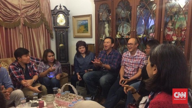 Saat kuliah, Ahok dikenal manja. Ia kerap memakai payung saat tugas di lapangan. Ahok juga disebut sering berteduh menghindari sengatan matahari.