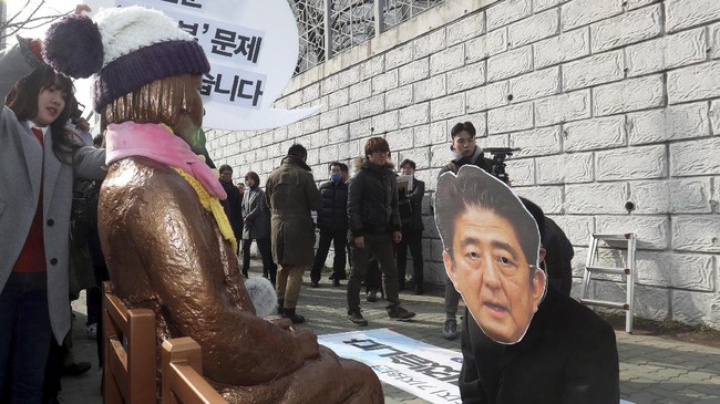 Jepang menarik duta besarnya untuk Korsel sebagai protes atas pembuatan patung peringatan korban perbudakan seks masa kolonial Jepang.