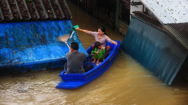 Banjir di beberapa provinsi di selatan Thailand menyebabkan enam orang tewas dan ratusan ribu orang orang terdampak.