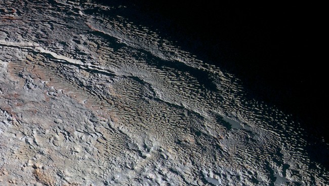 Wujud permukaan tanah Pluto yang berhasil direkam oleh wahana antariksa New Horizons diklaim menyerupai bentuk formasi es di daerah dataran tinggi di Bumi.