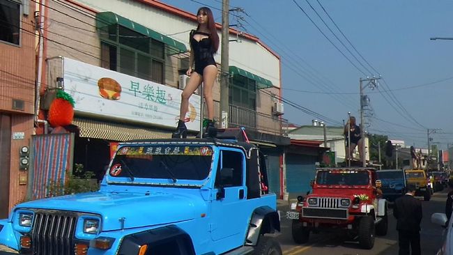 Lima puluh penari seksi berbikini hitam menari dalam pemakaman politisi di Taiwan. Keluarga mengatakan kalau aksi tersebut merupakan impian sang almarhum.