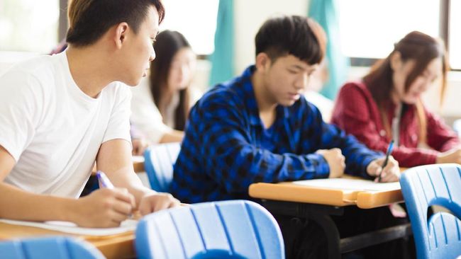 Untuk mencegah pelajar menyontek, sekolah di China melakukan banyak cara pencegahan salah satunya dengan topi anti-sontek yang terbuat dari koran.
