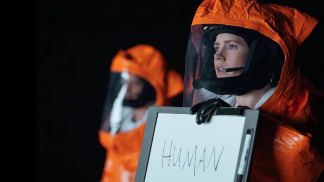 Arrival merupakan film fiksi ilmiah lain yang menceritakan kedatangan alien ke Planet Bumi. Film itu dibintangi Amy Adams dan Jeremy Renner.