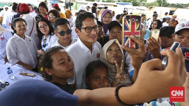 Sejumlah warga Kampung Akuarium menolak tawaran kontrak politik dari calon wakil gubernur DKI Jakarta Sandiaga Uno, Sabtu (7/1).