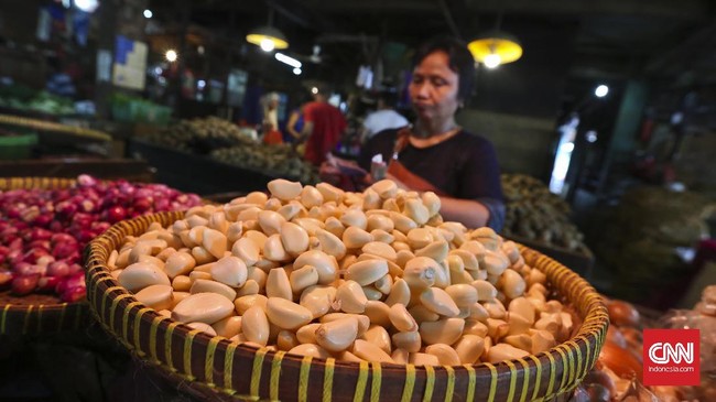 Di Pasar Induk Kramat Jati, harga bawang putih bersih dijual senilai Rp30 ribu per kg. Turun dari harga sebelum Lebaran yang berada di atas Rp40 ribu per kg.