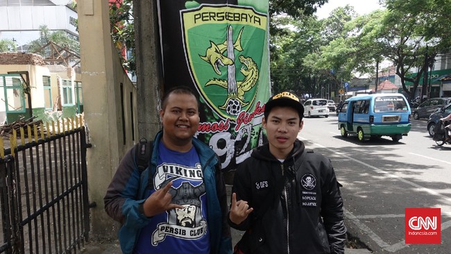 Bobotoh mengulurkan jabat persahabatan kepada Bonek yang datang ke Bandung untuk mengawal Kongres PSSI. Kedua suporter tampak asik bercengkrama.