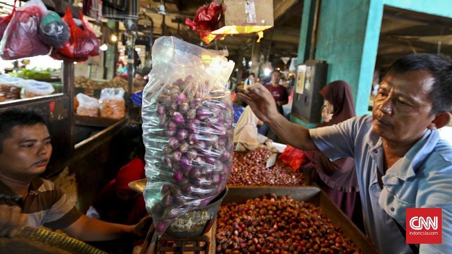 Presiden Jokowi meminta para pembantunya untuk dapat membangun 5 ribu pasar tahun ini dengan kebersihan, dan fasilitas yang tidak kalah bersaing dengan mal.
