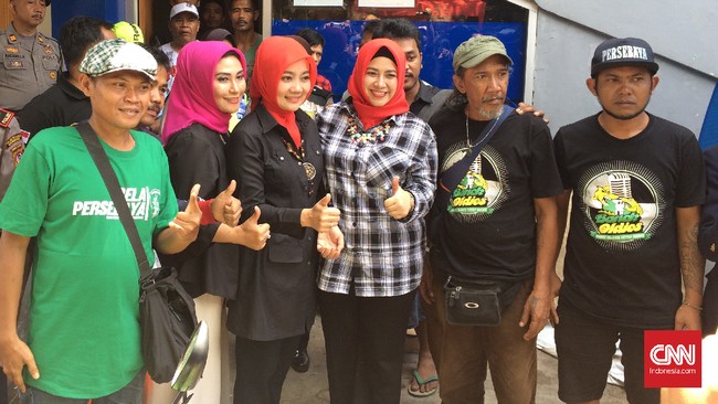 Kedatangan istri Wali Kota Bandung, Atalia Praratya, disambut meriah oleh lebih dari 1000 Bonek. Atalia pun kini tak takut lagi pada Bonek.