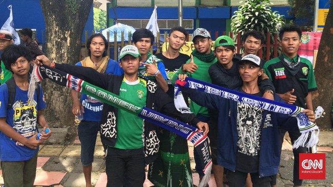 Bonek yang ingin mengawal Kongres PSSI pada akhir pekan ini tiba di Bandung dan dikonsenterasikan di GOR Pajajaran. Mereka dijaga 650 personel keamanan.