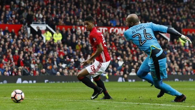 Marcus Rashford membalas kepercayaan Jose Mourinho dengan menyumbangkan dua dari empat gol kemenangan Man United atas Reading, Sabtu (7/1).