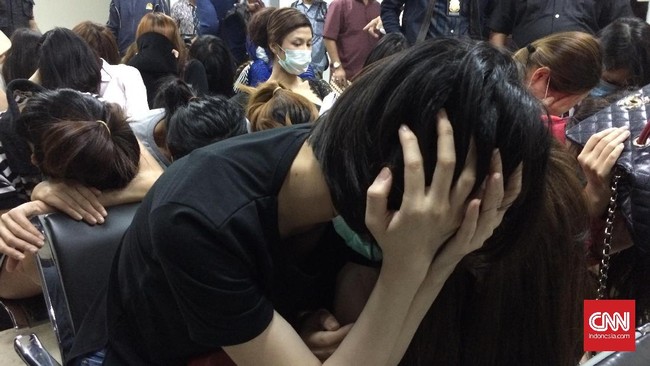 Pihak imigrasi menangkap 20 wanita asal China, Vietnam, dan Thailand yang masuk Indonesia dengan izin turis, namun diduga justru bekerja di bidang prostitusi.