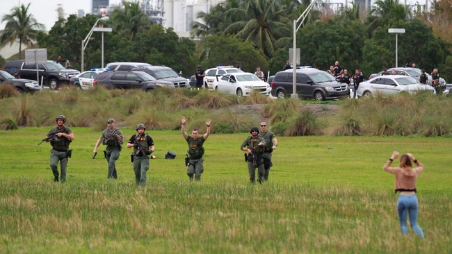 Pria yang memiliki kartu identitas militer tersebut kini sedang ditahan dan diinterogasi oleh FBI. Ia diduga pernah bertugas di Irak pada 2010-2011.