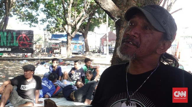 Koordinator lapangan dan presidium Bonek berjanji akan bersepeda dari Surabaya ke Jakarta seandainya status Persebaya Surabaya dipulihkan esok hari.