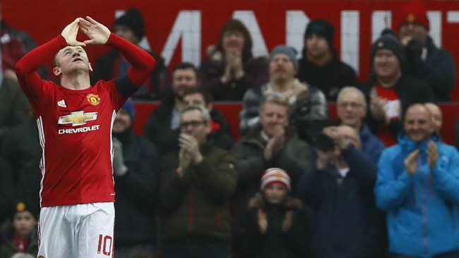 Paul Scholes berharap Wayne Rooney tetap berada di Manchester United karena perannya sebagai pemain senior dan anutan para pemain muda di skuat itu.