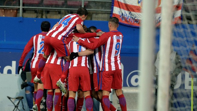 Atletico Madrid berhasil mencuri tiga poin usai mengalahkan Eibar 2-0 dalam lanjutan La Liga di Stadion Municipal de Ipurua, Sabtu (7/1).