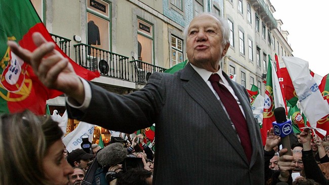 Dikenal juga sebagai Bapak Demokrasi Modern Portugal, Soares meninggal dunia pada Sabtu (7/1) di usianya yang ke-92 tahun setelah dirawat di rumah sakit.