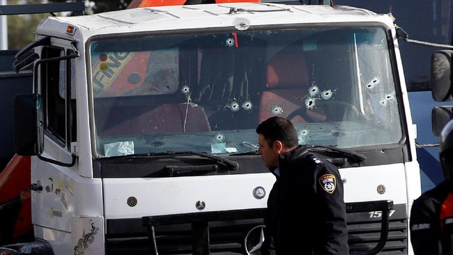 Serangan menggunakan truk terjadi di Yerusalem, Minggu (8/1). Seorang Palestina menabrakkan truknya ke arah tentara Israel.