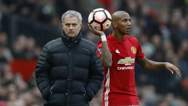Manajer Manchester United  Jose Mourinho balik ‘menyerang’ salah satu wartawan yang mempertanyakan keputusannya menarik keluar Matteo Darmian.