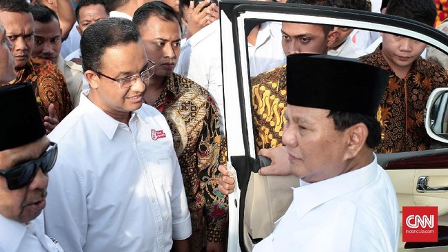 Prabowo pertama kali ikut turun menemani Anies dan Sandiaga saat mengunjungi warga korban penggusuran di Kampung Akuarium dan Kampung Luar Batang.