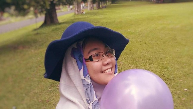 Di zaman teknologi yang semakin canggih ini, tak banyak anak muda yang suka dengan hal yang berbau masjid. Perempuan yang satu ini berbeda.