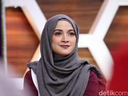 Andhara Early dan Kisahnya Jadi Sopir Jemputan Anak Sekolah