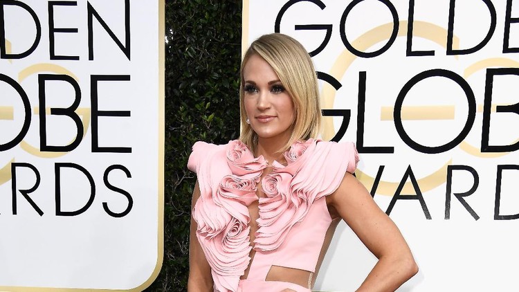 Pernah pakai baju saat hamil, Bun? Tenang, penyanyi Carrie Underwood juga melakukannya.