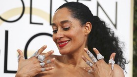 Perhiasan dan Gaun Berkilau Perak Jadi Tren di Golden Globes
