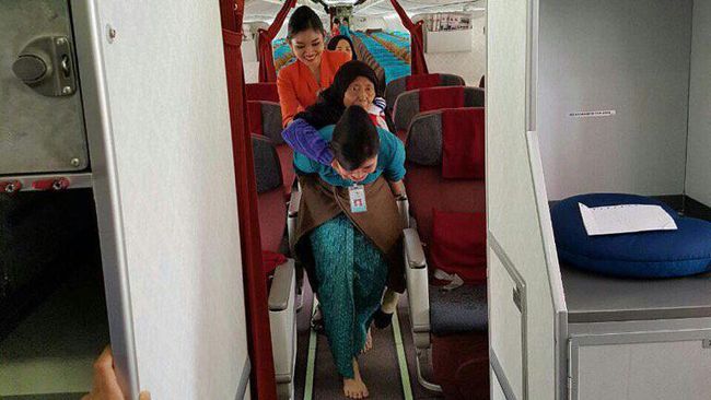 Pramugari yang menggendong seorang nenek mendapat penghargaan dari Kemenhub. Menurut mereka, tindakan mulia itu hal yang memang harus dilakukan.
