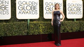 Parade Busana 'Serba Hitam' di Karpet Merah Golden Globes