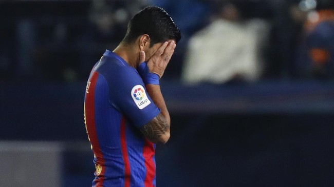 Luis Suarez menyatakan dirinya paham alasan Luis Enrique mundur dari kursi kepelatihan Barcelona. Ia pun ingin memberikan hadiah terbaik bagi Enrique.
