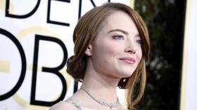 Emma Stone dan Gaun Bertabur Bintang Perak