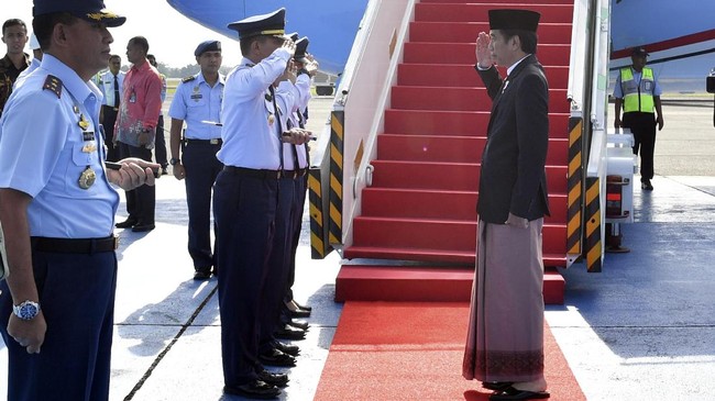 Dengan santainya Presiden Joko Widodo turun dari pesawat kepresidenan menggunakan jas, dasi namun dengan bawahan sarung, jadi 'kegaduhan' netizen.