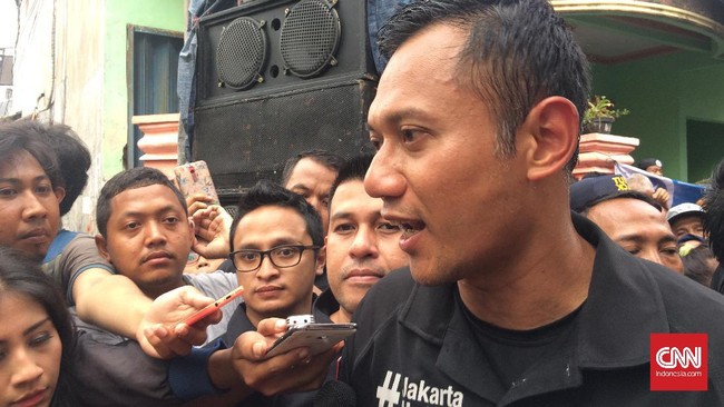 Seorang pria meneriakkan nama Anies (Baswedan) di tengah kerumunan yang sedang menyambut Agus Yudhoyono. Suasana sempat tegang, namun bisa dikendalikan.