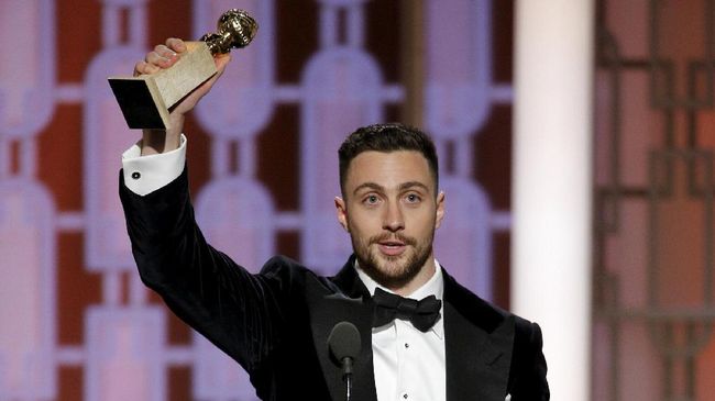 Ia mendapatkan penghargaan sebagai Aktor Pendukung Terbaik untuk perannya di Nocturnal Animals, arahan sutradara Tom Ford. 