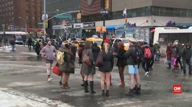 Warga NYC Berkereta Tanpa Celana di Suhu Minus Tujuh