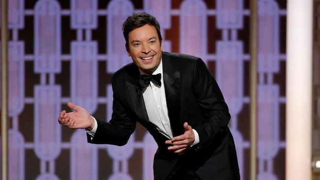 Pemandu acara Jimmy Fallon melancarkan lelucon soal Presiden Amerika Serikat terpilih Donald Trump saat membuka perhelatan Golden Globe Awards 2017.
