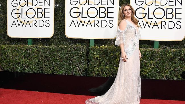 Usai buka bisnis produk kecantikan, aktris Drew Barrymore kini merambah dunia mode dengan meluncurkan label busana Dear Drew lewat Amazon Fashion.
