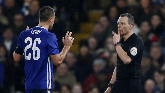 John Terry mendapatkan penilaian positif dari Antonio Conte meski mendapat kartu merah ketika melawan Peterborough United di putaran ketiga Piala FA.