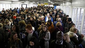 Petugas Komuter Mogok, Jutaan Penumpang London Terlantar