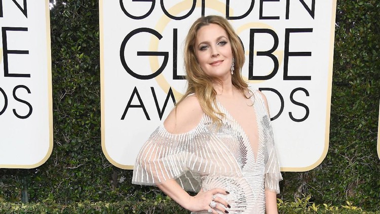 BEVERLY HILLS, CA - JANUARY 08:  Actress Drew Barrymore attends the 74th Annual Golden Globe Awards at The Beverly Hilton Hotel on January 8, 2017 in Beverly Hills, California.  (Photo by Frazer Harrison/Getty Images)