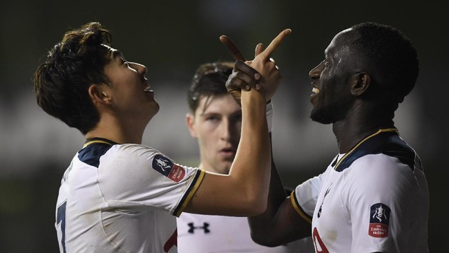 Tottenham Hotspur sukses menyingkirkan Aston Vila pada babak ketiga Piala FA usai meraih kemenangan 2-0 di White Hart Lane, Minggu (8/1).