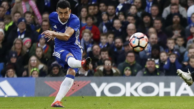 Sepasang gol dari Pedro, Michy Batshuayi dan Willian memastikan kemenangan Chelsea 4-1 atas Peterborough di Stamford Bridge, Minggu (8/1).
